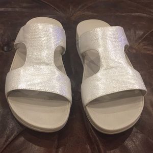 Fitflops size 7 silver metallic sandals like new